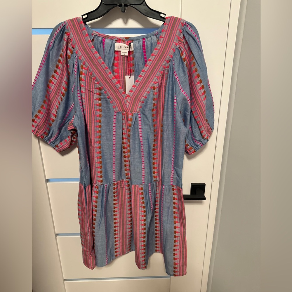 Mini Summer Dress. With v-neckline and puff sleeves. Size XS